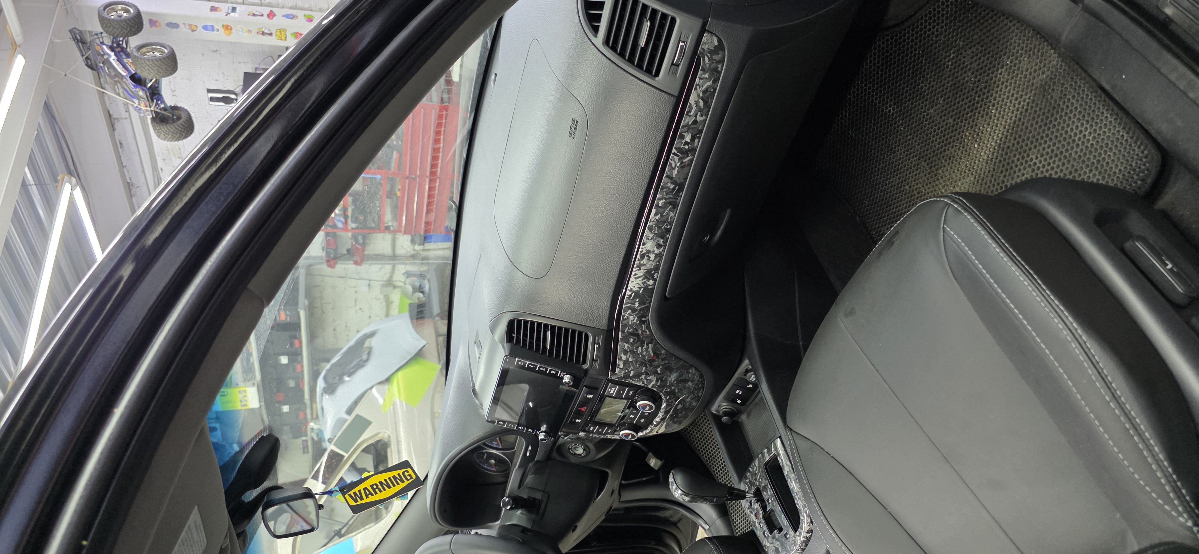 Оклейка карбоном элементов салона. - работа 1