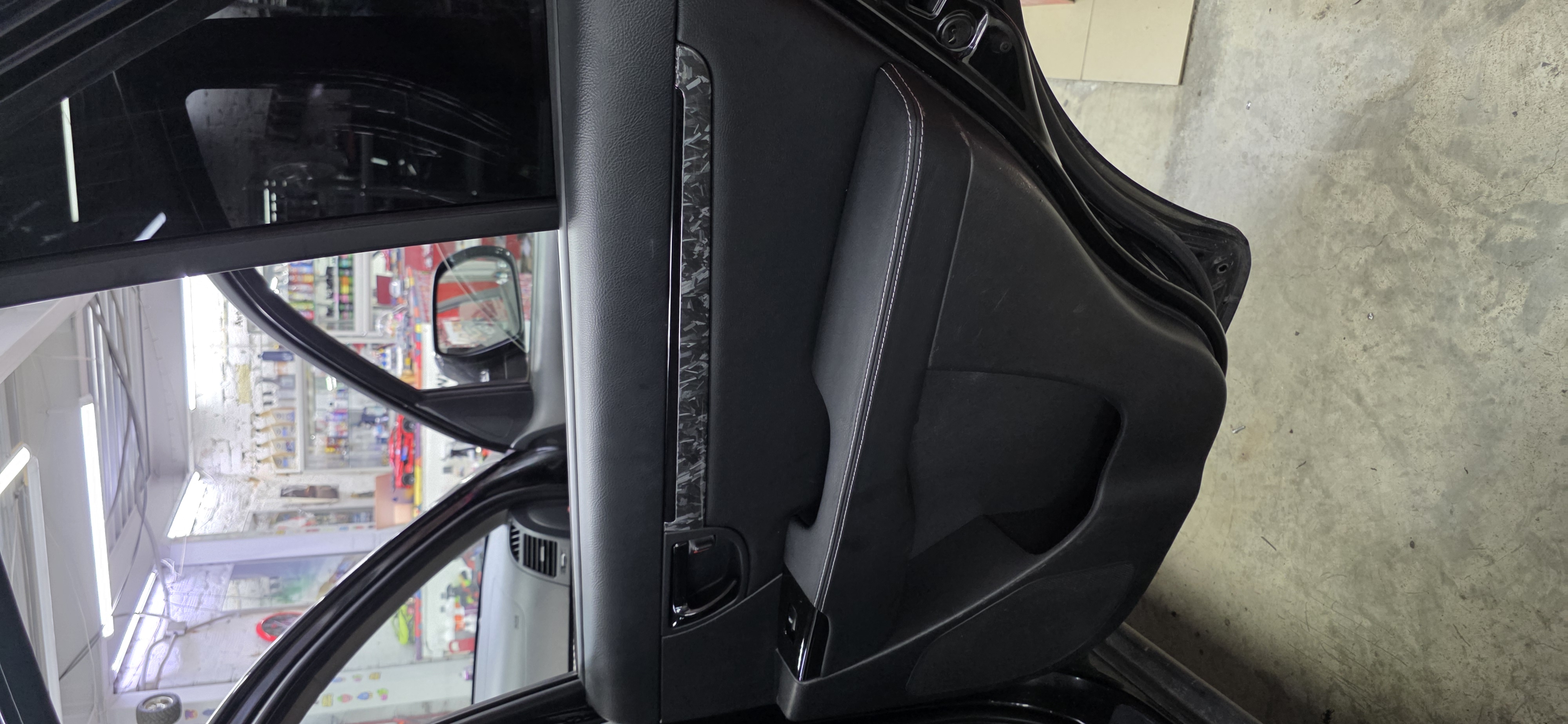 Оклейка карбоном элементов салона. - работа 3