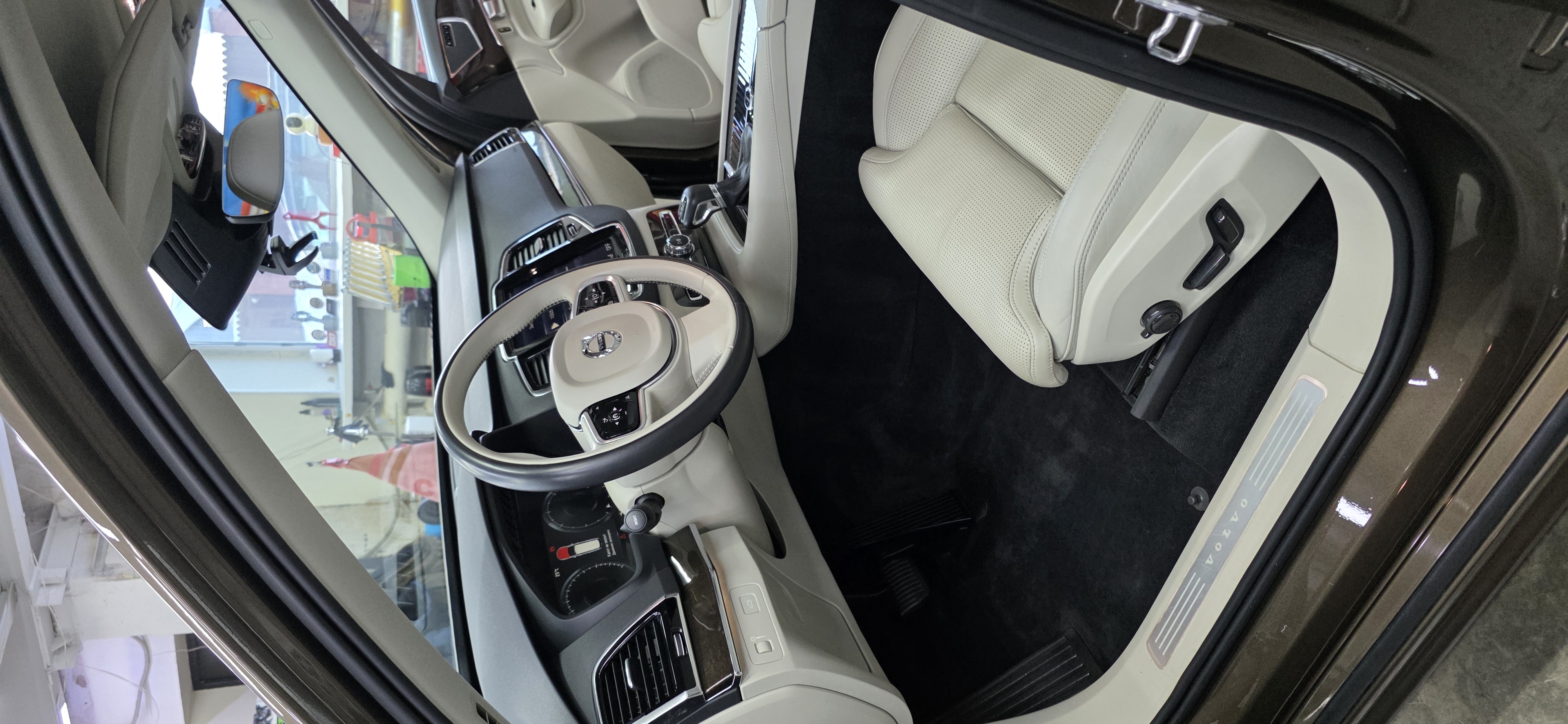 Химчистка и полировка Volvo XC 90 до и после - работа 16