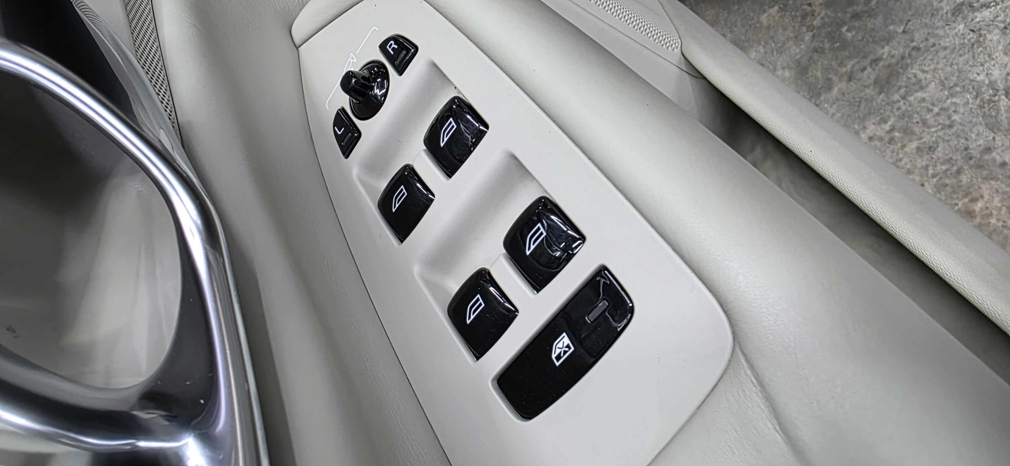 Химчистка и полировка Volvo XC 90 до и после - работа 27